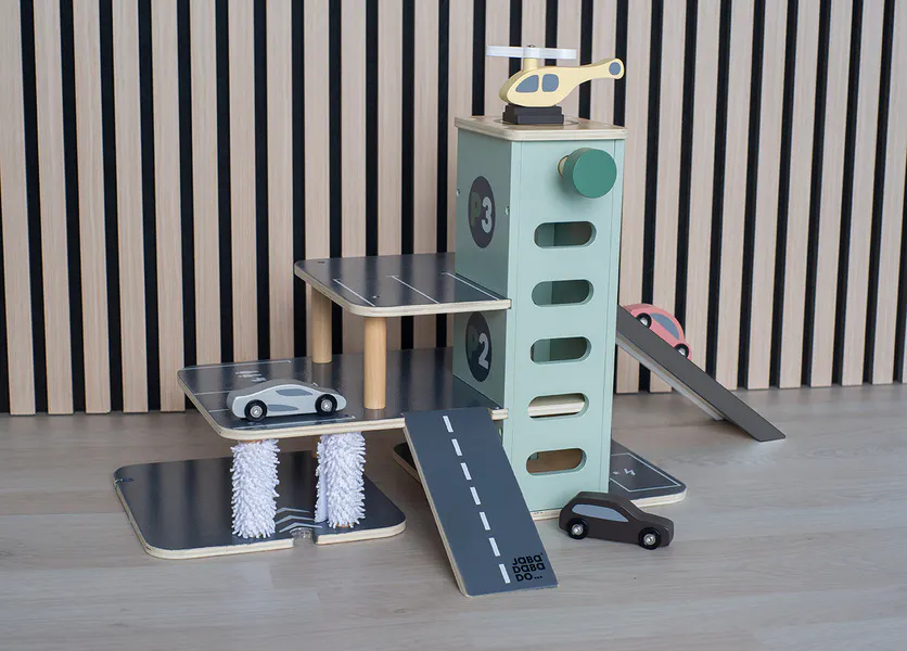 Drvena parking garaža i autopraona + 3 auta i helikopter