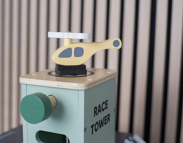 Drvena parking garaža i autopraona + 3 auta i helikopter