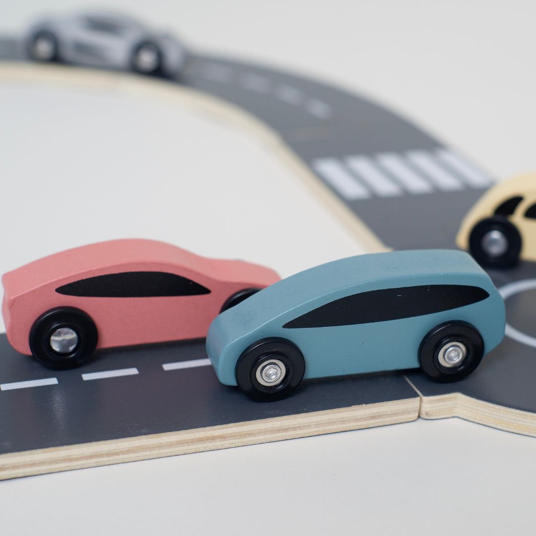 Drvena staza za auta + 5 auta