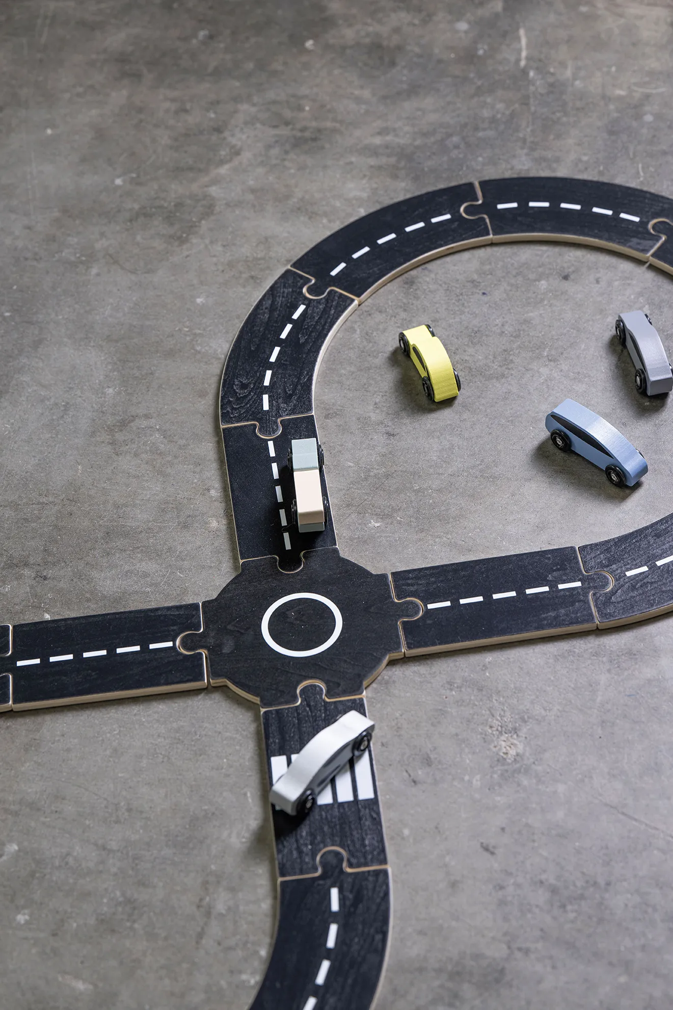 Drvena staza za auta + 5 auta