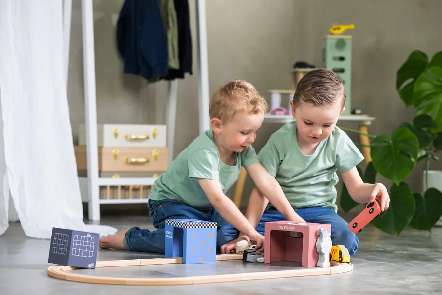 Set sa drvenom prugom i vozilima za spasavanje - 5 vozila Set sa drvenom prugom i vozilima za spasavanje - 5 vozila