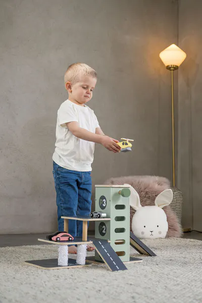 Drvena parking garaža i autopraona + 3 auta i helikopter