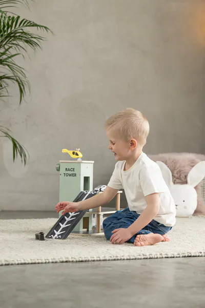 Drvena parking garaža i autopraona + 3 auta i helikopter