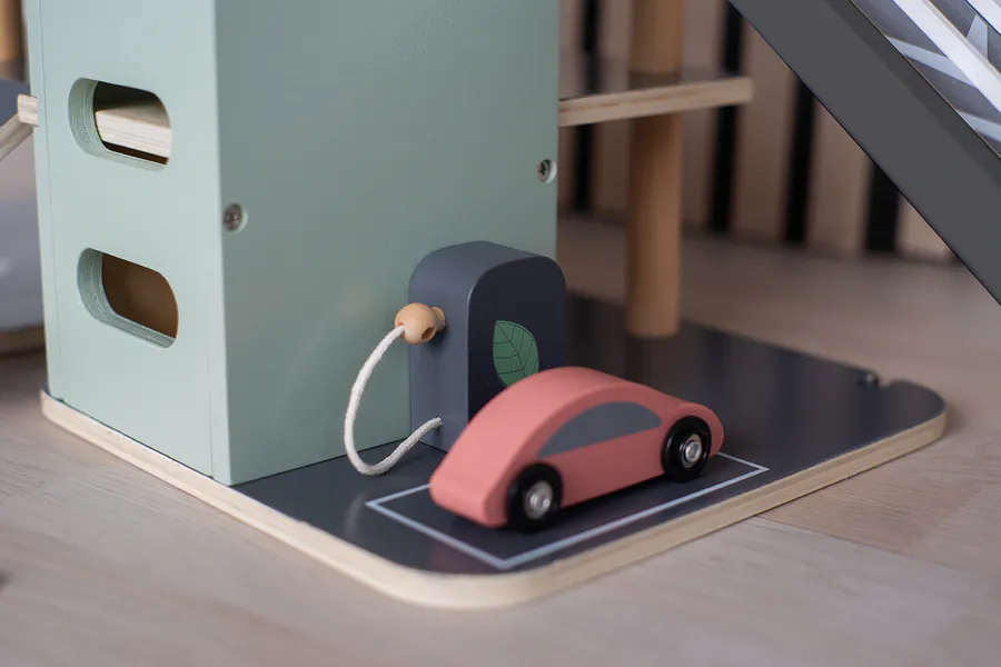 Drvena parking garaža i autopraona + 3 auta i helikopter