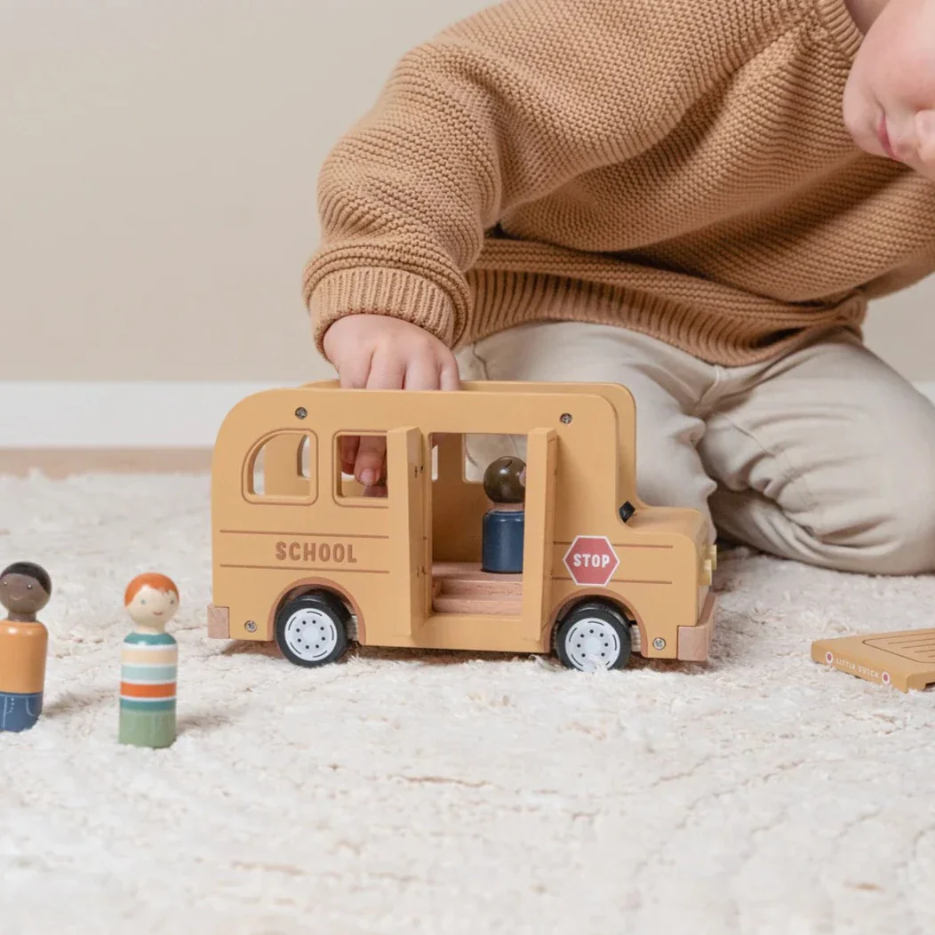 Little Dutch Drveni autobus + 5 figura Little Dutch Drveni autobus + 5 figura